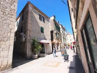 Gajeta 2* Podstrana