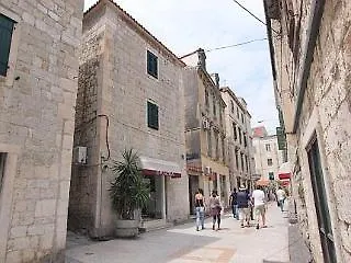 Gajeta 2* Podstrana